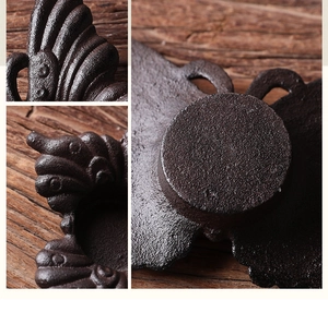 Macro-opname van de vintage gietijzeren vlinderkaarsenhouder met rustieke textuur
