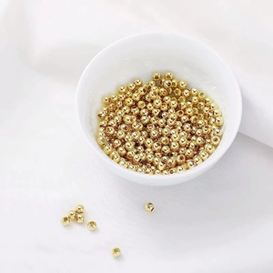 Vue détaillée de perles rondes plaquées or 18k pour la création de bijoux DIY accessoires
