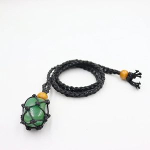 Dettaglio della collana a rete tessuta a mano con pietra naturale verde e perline in legno