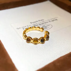 Bague ouverte plaquée or avec cinq pierres d'œil de tigre et anneau ondulé style vintage