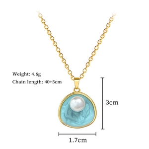 Vue détaillée du collier doré avec pendentif en émail bleu, perle et dimensions indiquées