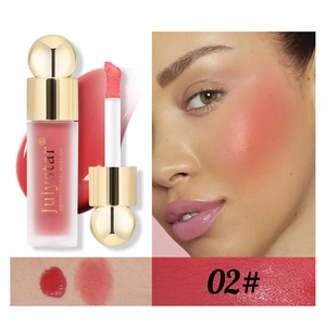 Détail du blush liquide 02 avec applicateur éponge et échantillon rose sur le bras
