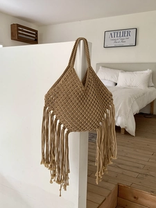 Borsa tote intrecciata con frange boho chic, dettaglio borsa vacanza spiaggia spalla fatta a mano.