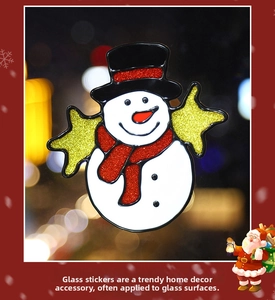 Détail d'un sticker de Noël bonhomme de neige avec étoiles dorées et effet bokeh urbain