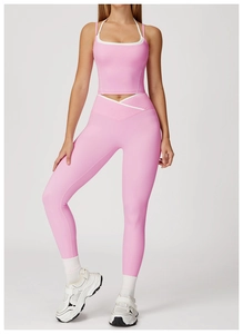 Detail von rosa Yoga-Set mit Cross-Waist-Leggings und weiß paspeliertem Sport-BH