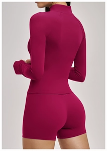Gros plan des coutures ergonomiques et du tissu extensible au dos de l'ensemble de yoga