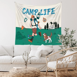 Détail de la tapisserie CAMP LIFE avec illustrations de randonneurs, tentes et pins