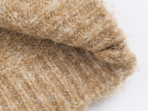 Dettaglio del tessuto in maglia color cammello con morbida trama in mohair e coste