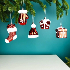Set de 5 ornements de Noël rouge et blanc avec chaussettes et bonnet sur branche