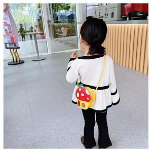 Détail d'un sac à bandoulière mignon en forme de champignon porté par un enfant