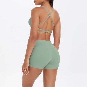 Vue détaillée de l'ensemble de yoga vert sauge avec dos croisé et short taille haute