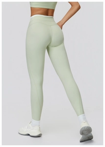 Rückansicht der hellgrünen High-Waist-Yogahose mit weißen Details am Hosenbund