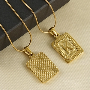 Collier en acier inoxydable plaqué or 18 carats avec pendentif carré lettre K et lignes radiales