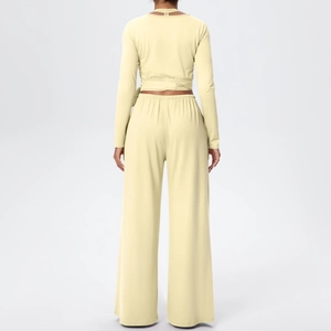 Vue arrière d'un ensemble de yoga avec haut court lacé et pantalon large