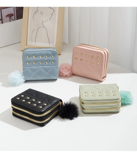 Lot détaillé de quatre mini portefeuilles en cuir avec clous dorés et pompons