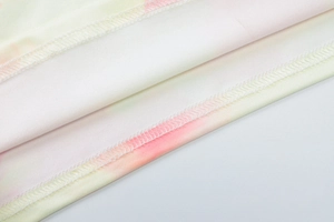 Vue macro détaillée de la couture overlock sur tissu en maille dégradée