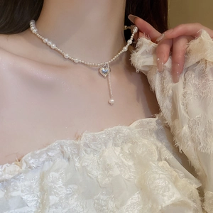 Elegant imitation pearl choker necklace with heart pendant and Y-shaped drop detail