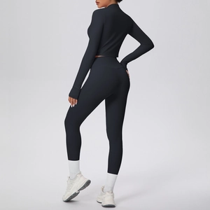 Détail de l'ensemble de yoga taille haute montrant le tissu noir élastique et ajusté
