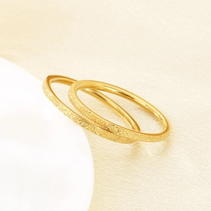 Detailaufnahme von 18K vergoldeten Edelstahlringen mit eleganter mattierter Textur