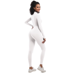 Détail d'une combinaison de sport blanche à manches longues avec coupe ajustée de yoga