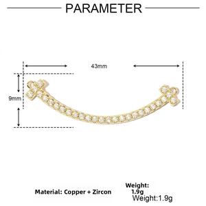 Detalles del colgante T-smile bañado en oro 18k con circonitas y medidas exactas del producto