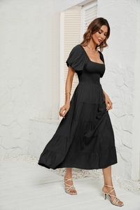 Détail du col carré et du buste élastique sur la robe midi noire à manches bouffantes