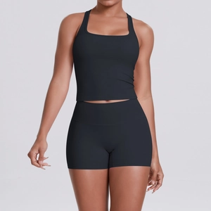 Vue détaillée de l'ensemble de yoga noir brossé avec col carré et short à taille haute