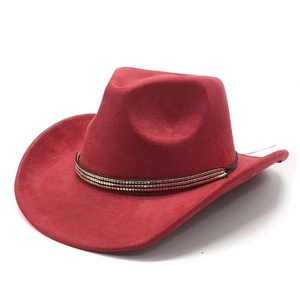 Dettaglio di un cappello da cowboy rosso scuro con triple fasce decorative di perle metalliche