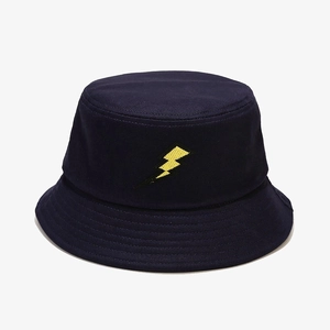 Gros plan de la broderie éclair jaune sur le chapeau bob en coton bleu marine foncé