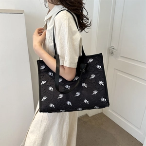 Grand sac cabas noir avec motifs de roses blanches en relief pour le trajet quotidien