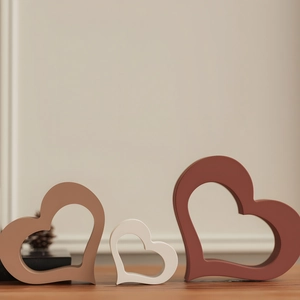 Set di tre decorazioni a forma di cuore cavo per la casa in caldi toni minimalisti
