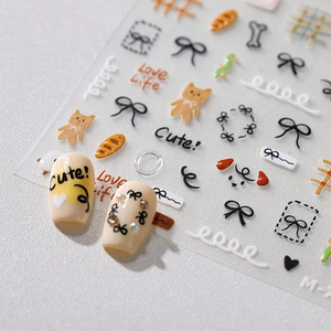 Autocollants d'art ongulaire mignons avec chats et nœuds sur ongles crème dorés