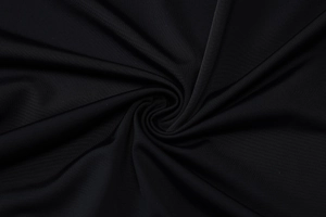Vue macro de la texture du tissu noir et détails plissés sur une robe moulante courte