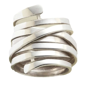 Anello multistrato in argento dal design geometrico moderno con fasce intrecciate