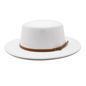 Détail d'un chapeau de feutre blanc avec ruban en cuir marron et boucle en bronze