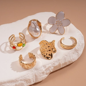 Lot de 6 bagues dorées avec motifs floraux, perles et pierres précieuses colorées