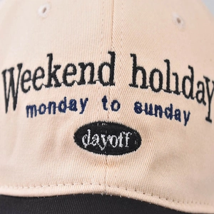 Μπεζ καπέλο του μπέιζμπολ με κέντημα Weekend Holiday και υψηλής ποιότητας βαμβακερή υφή