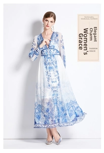 Détail de la robe fleurie bleue et blanche à col en V avec manches longues et taille haute