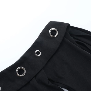 Detailaufnahme silberner Metallösen an einem schwarzen langärmeligen T-Shirt