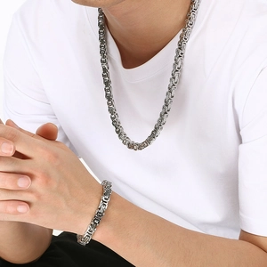 Set collana e bracciale bizantino in acciaio inossidabile lucido argento su un modello