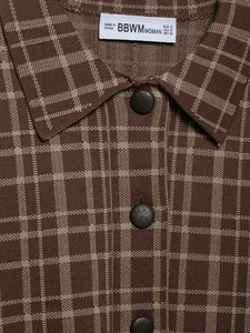 Detailansicht von braunem Strickjacken-Kragen mit kariertem Muster und Vintage-Knöpfen