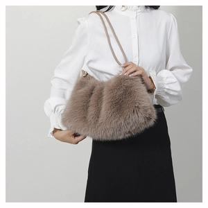 Détail d'un sac à bandoulière en fausse fourrure de vison marron et beige