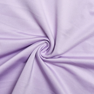 Gros plan sur la texture du tissu côtelé lilas avec des détails plissés et un fini lisse