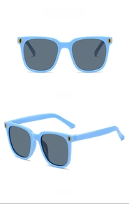 Détail de lunettes de soleil tendance à monture bleue avec verres gris et décor en D