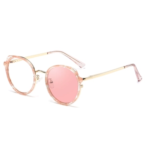 Lunettes rondes à monture rose et branches en métal doré présentées sous un angle de 45 degrés