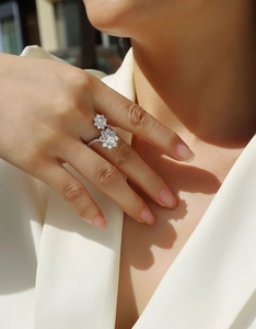 Detailansicht S925 Silber Moissanit Ring mit doppeltem Blumenmuster und Besatz