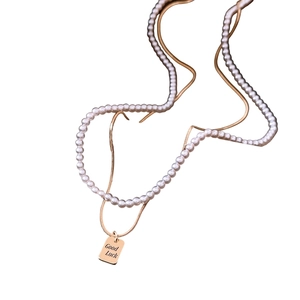 Collana a strati placcata oro 14K con catena di perle e ciondolo quadrato inciso Good Luck