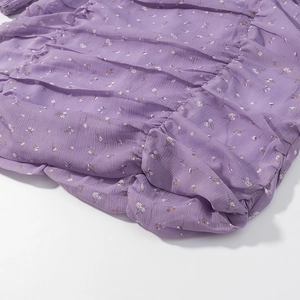 Elegante abito floreale viola con texture in chiffon arricciato e motivi gialli delicati