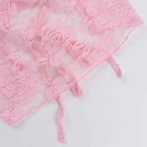 Nahaufnahme von rosa Spitze mit Rosenmuster und passenden Schnürdetails am Top