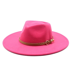 Chapeau fedora en laine fuchsia à large bord avec ceinture marron et boucle dorée élégante